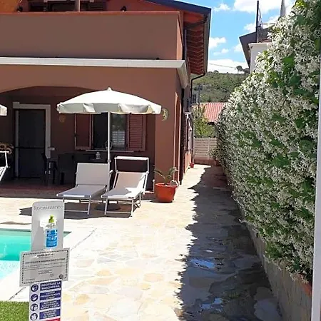 Zurro Con Piscina E Relax Vicino Al Mare Bed & Breakfast 4*